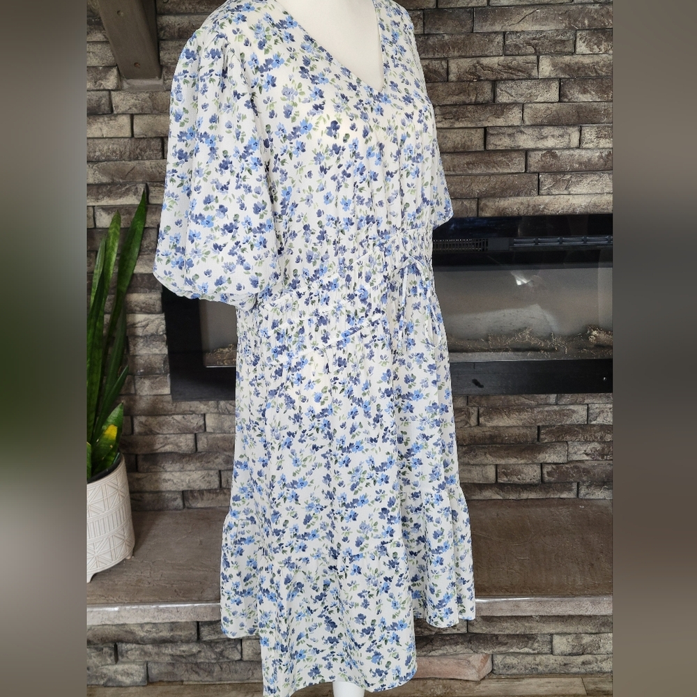 Kate and Lily NWOT  Feminine Floral Print Mid Length Dress Size 2X Blue & White - Picture 4 of 11